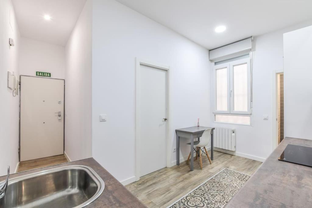 Unique Flat La Latina * Billiard & Darts Apartment Madrid Exterior photo
